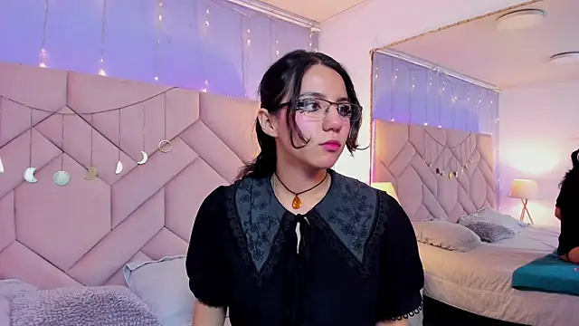 HollyPeach online show from November 5, 2025, 7:58 pm