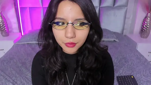 HollyPeach online show from March 29, 2026, 5:02 pm