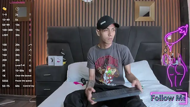 DerryAndIzzy online show from November 21, 2025, 5:50 am