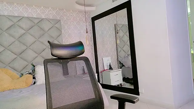 CARO ADAMS1 online show from February 5, 2026, 11:04 am