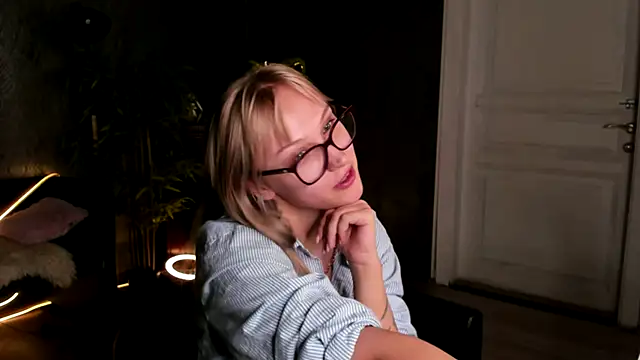 AnnieGitis online show from October 13, 2025, 8:20 pm