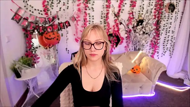 AnnieGitis online show from October 15, 2025, 8:20 pm