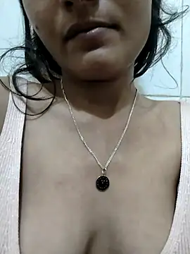 HOTTY CUTI online show from October 30, 2025, 4:08 pm