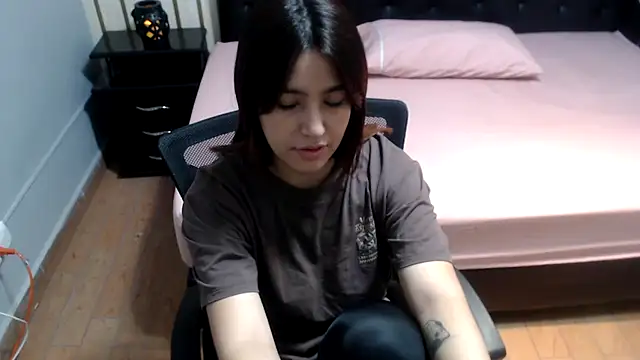 Snapshot of 1evelinewood chatting on March 17, 2026, 1:25 pm 1evelinewood online show from March 17, 2026, 1:25 pm