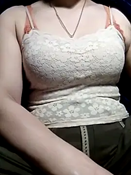 YiyinLy online show from February 10, 2026, 1:15 pm