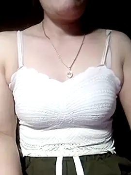 YiyinLy online show from April 10, 2026, 9:52 pm