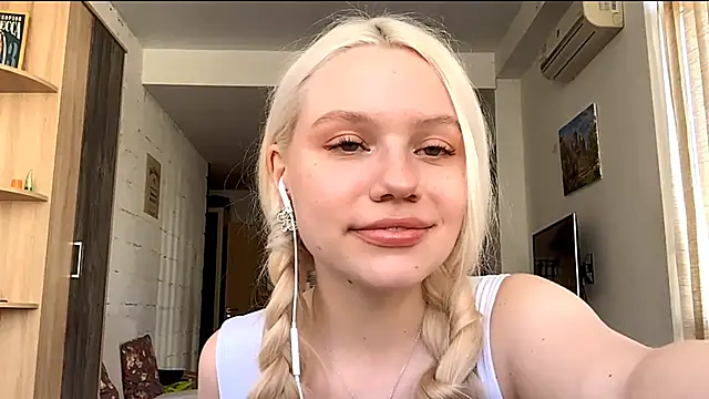 LupeLewitt online show from October 17, 2025, 11:24 am