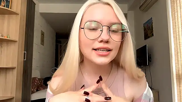 LupeLewitt online show from October 19, 2025, 12:39 pm