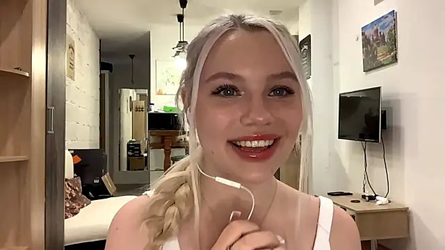 LupeLewitt online show from October 29, 2025, 4:09 pm