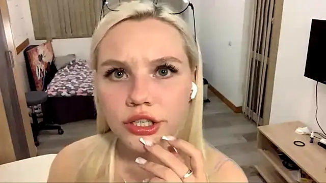 LupeLewitt online show from October 30, 2025, 5:35 pm