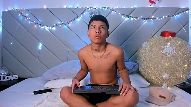 little kris1 online show from November 25, 2025, 1:11 pm