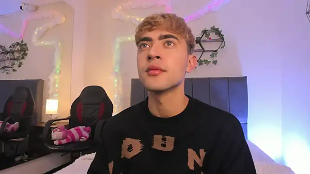 JustinCastiblanco online show from December 3, 2025, 11:19 am