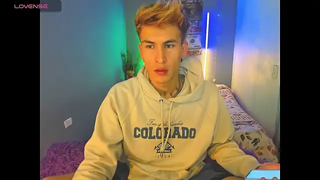 Snapshot of Latin_boysxxxx chatting on March 12, 2026, 11:33 pm Latin boysxxxx online show from March 12, 2026, 11:33 pm