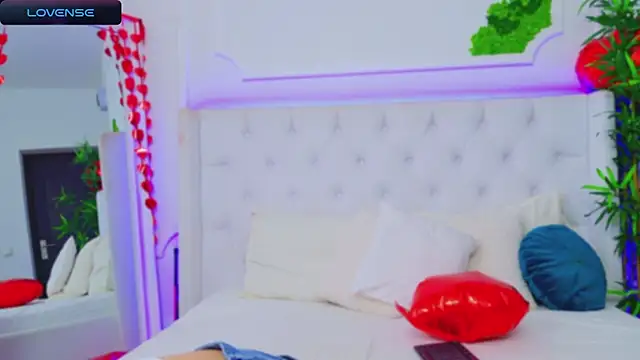 AriannaSins online show from February 18, 2025, 1:33 pm