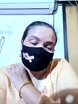 Snapshot of Moyna_1 chatting on October 17, 2025, 7:33 am Moyna 1 online show from October 17, 2025, 7:33 am