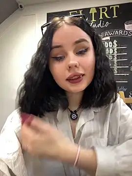 Snapshot of AliceLune chatting on January 14, 2026, 4:18 am AliceLune online show from January 14, 2026, 4:18 am