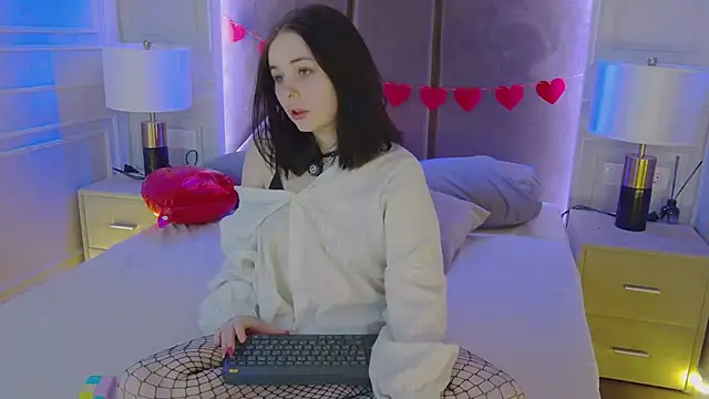 Snapshot of AliceLune chatting on February 12, 2026, 12:44 pm AliceLune online show from February 12, 2026, 12:44 pm