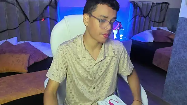 Xavier Fox    online show from October 28, 2025, 4:27 am