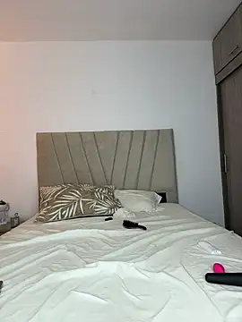 Julietalcl online show from March 12, 2026, 8:04 pm