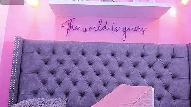 Sophiia 77 online show from April 16, 2026, 9:39 pm