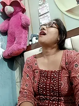 Vanshika1432 online show from November 5, 2025, 1:55 pm