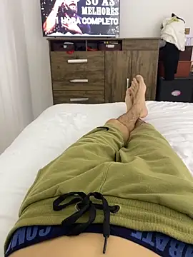 leozin01 online show from November 2, 2025, 9:50 pm