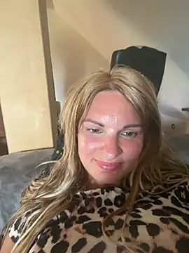 Snapshot of kinkysarahx chatting on July 31, 2026, 2:27 pm kinkysarahx online show from July 31, 2026, 2:27 pm
