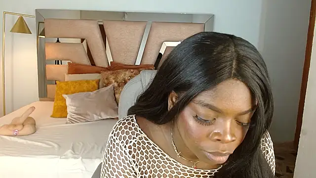 Maiacharris  online show from November 7, 2025, 7:36 pm