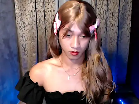 taylaxuxu online show from December 15, 2025, 8:51 am