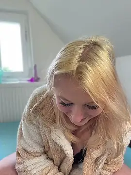 Onlymiasophie online show from April 27, 2026, 1:20 pm