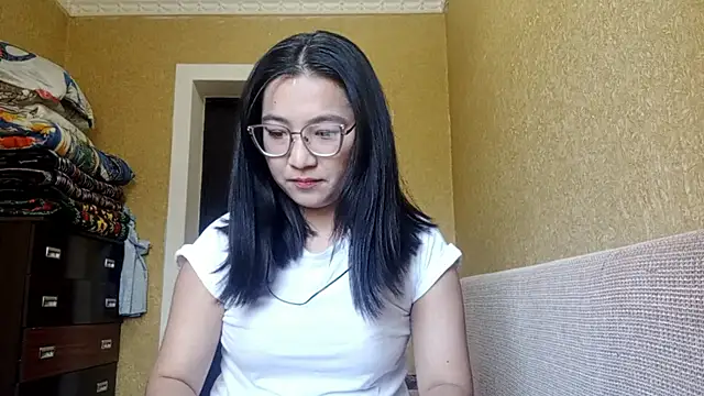 LinneaHyles online show from November 6, 2025, 4:02 am