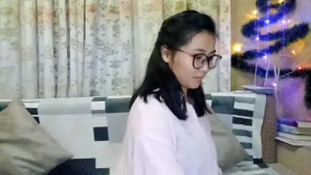 LinneaHyles online show from December 16, 2025, 2:55 pm