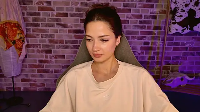 KiraVair online show from November 25, 2025, 5:18 am