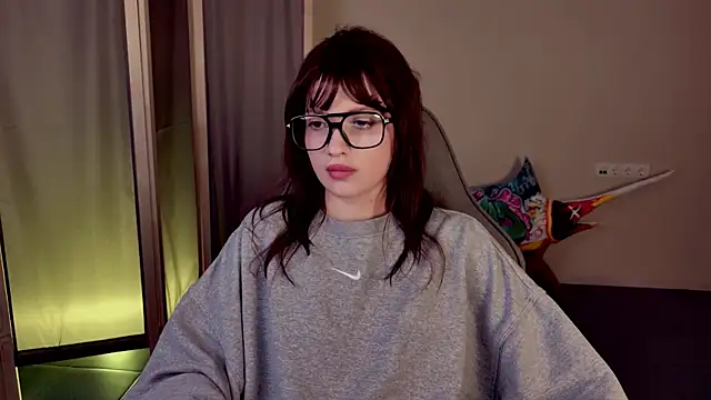 KiraVair online show from April 8, 2026, 5:24 pm