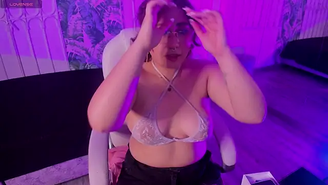 littlee red online show from April 13, 2026, 8:03 pm