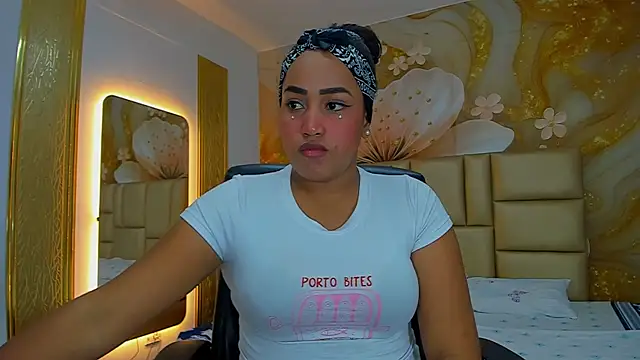 NahomiWalker  online show from January 6, 2026, 8:23 pm