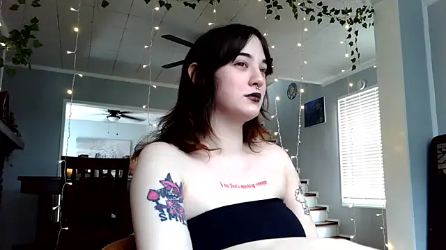 Trickylucy555 online show from April 4, 2026, 5:43 pm