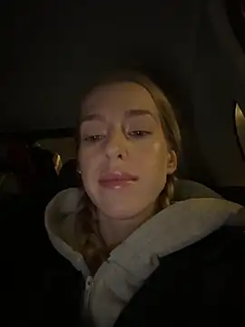 kira mia online show from December 1, 2025, 3:28 pm