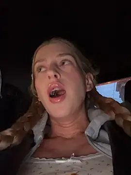 kira mia online show from March 5, 2026, 3:52 pm