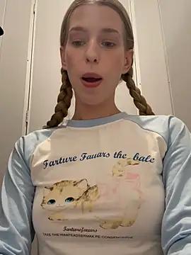 kira mia online show from March 26, 2026, 4:34 pm