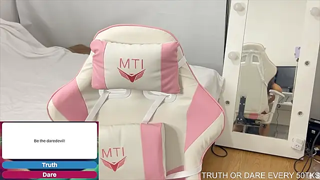 julia mendes online show from November 21, 2025, 3:38 am