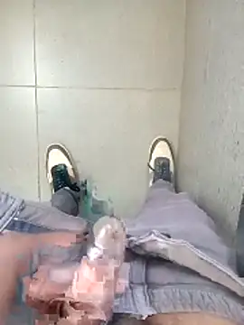 Snapshot of HeatableRevan chatting on April 8, 2026, 8:03 am HeatableRevan online show from April 8, 2026, 8:03 am