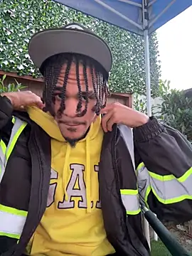 Snapshot of Mrmakeherwet_Tez chatting on December 14, 2025, 12:49 am Mrmakeherwet Tez online show from December 14, 2025, 12:49 am