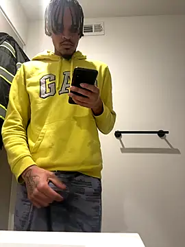 Snapshot of Mrmakeherwet_Tez chatting on December 17, 2025, 6:19 am Mrmakeherwet Tez online show from December 17, 2025, 6:19 am