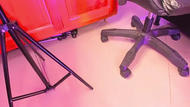 kittymonroe1 online show from April 13, 2026, 4:01 pm