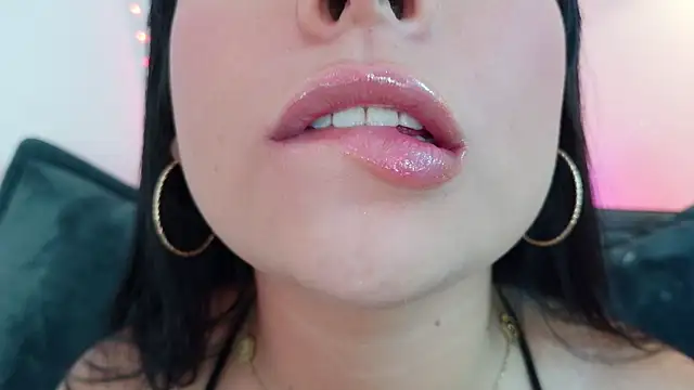 mia roux1 online show from April 11, 2026, 8:13 pm