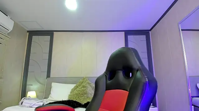 Nicoletta Whitee online show from November 11, 2025, 9:15 pm