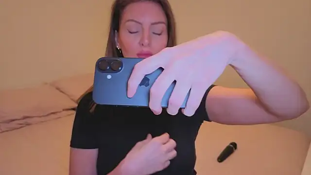 Lovelavender  online show from March 17, 2026, 7:50 pm