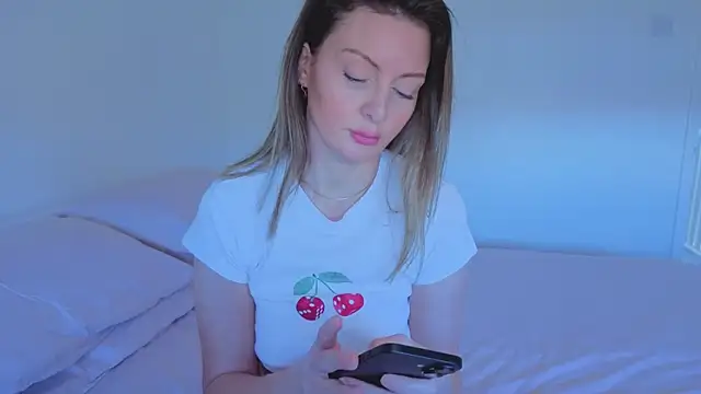 Lovelavender  online show from March 18, 2026, 10:51 am