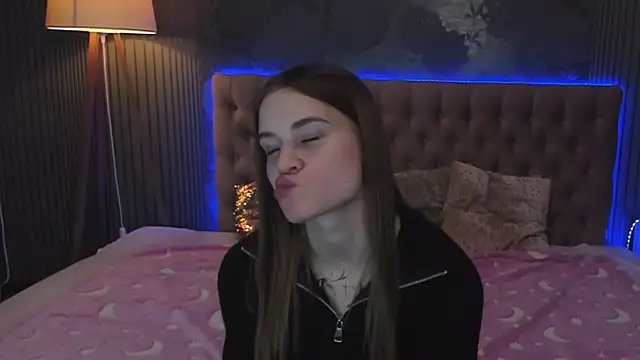 LuisaClover online show from November 10, 2025, 1:43 pm